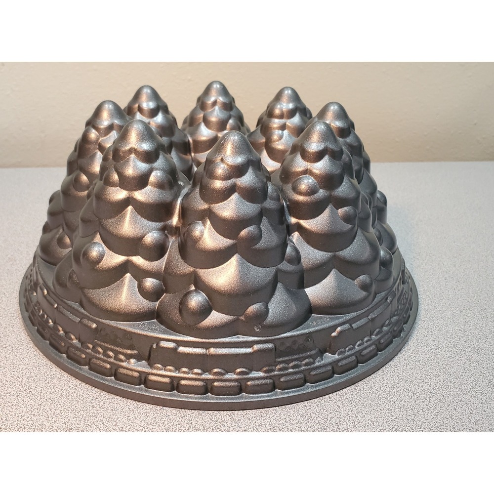 Nordic Ware Holiday Tree Bundt cake Pan Cast Aluminum Christmas Tree holiday